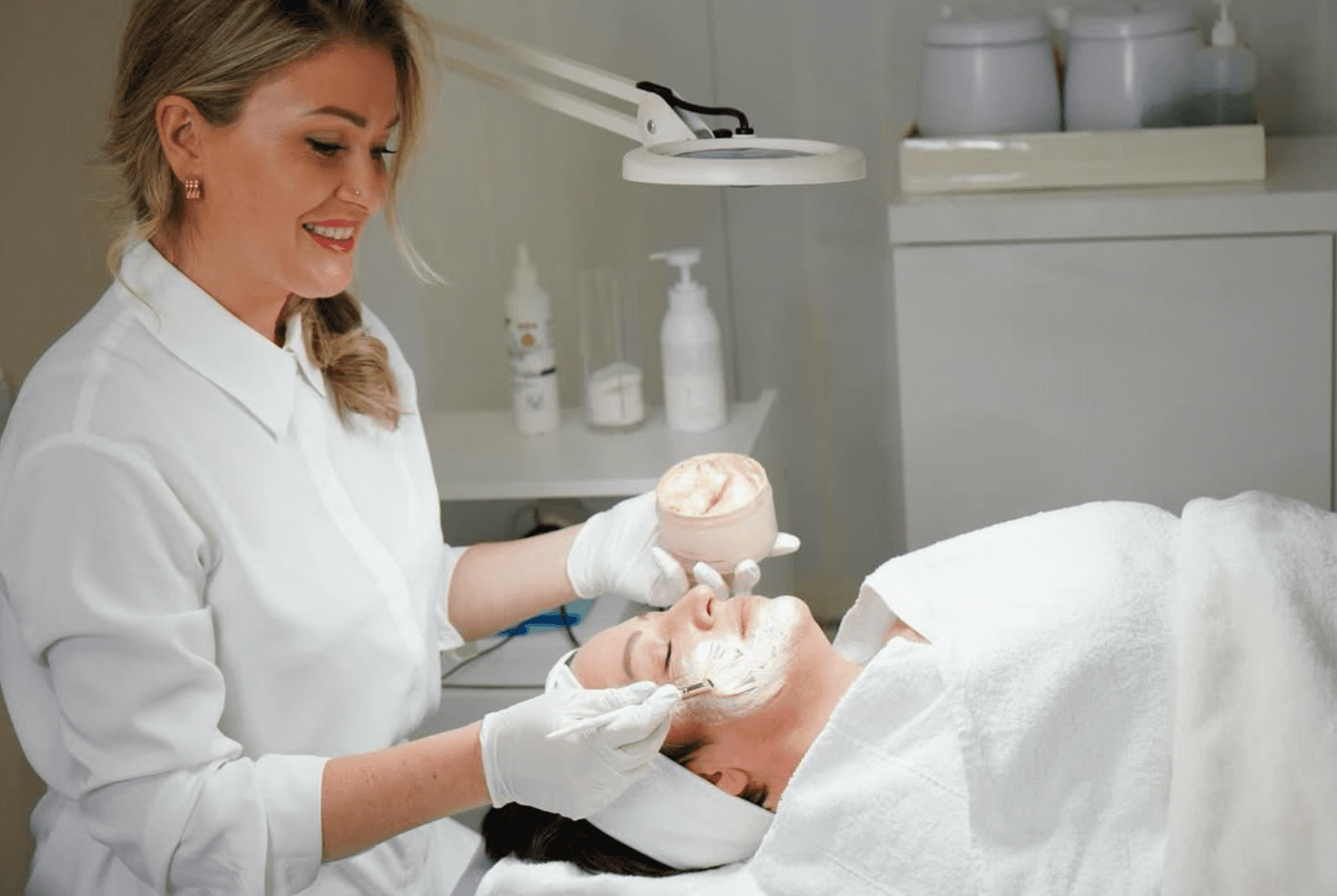 Ludmila Spirer bei einer professionellen Kosmetikbehandlung